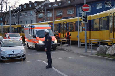 Stuttgart Zuffenhause: PKW uebersieht Stadtbahn beim abbiegen.